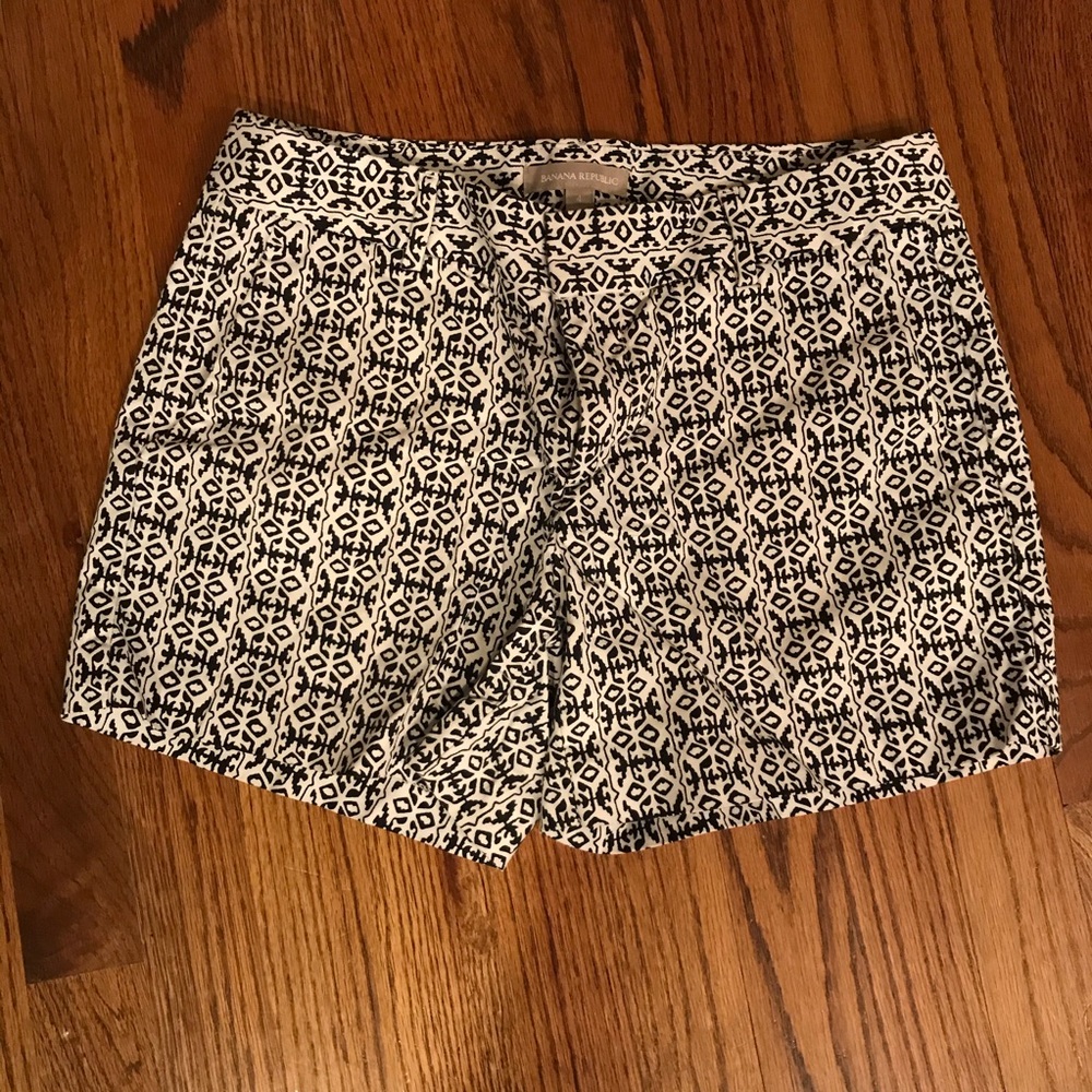 Gorgeous navy and white patterned shorts